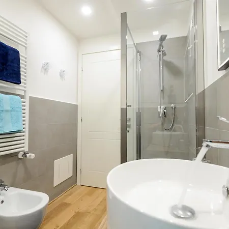 Appartement Attico Centro Con Terrazza E Jacuzzi E Parcheggio Privati