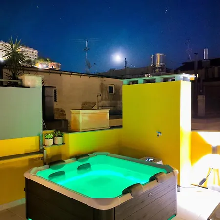 Apartamento Attico Centro Con Terrazza E Jacuzzi E Parcheggio Privati *