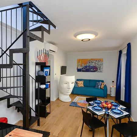 Attico Centro Con Terrazza E Jacuzzi E Parcheggio Privati *